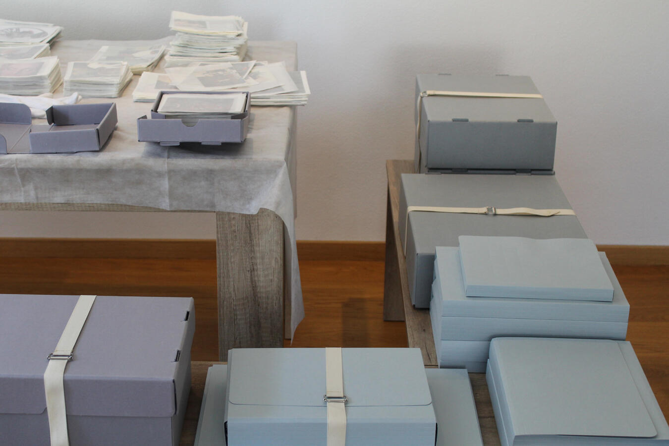 In einem Archivraum sind Archivboxen sorgfältig gestapelt. In einem Archivraum sind Archivboxen sorgfältig gestapelt.